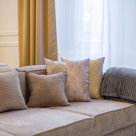 Exclusive & Prestigious Central Residence W/ Balcony Budapest Exteriör bild