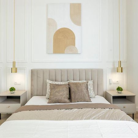 Exclusive & Prestigious Central Residence W/ Balcony Budapest Exteriör bild