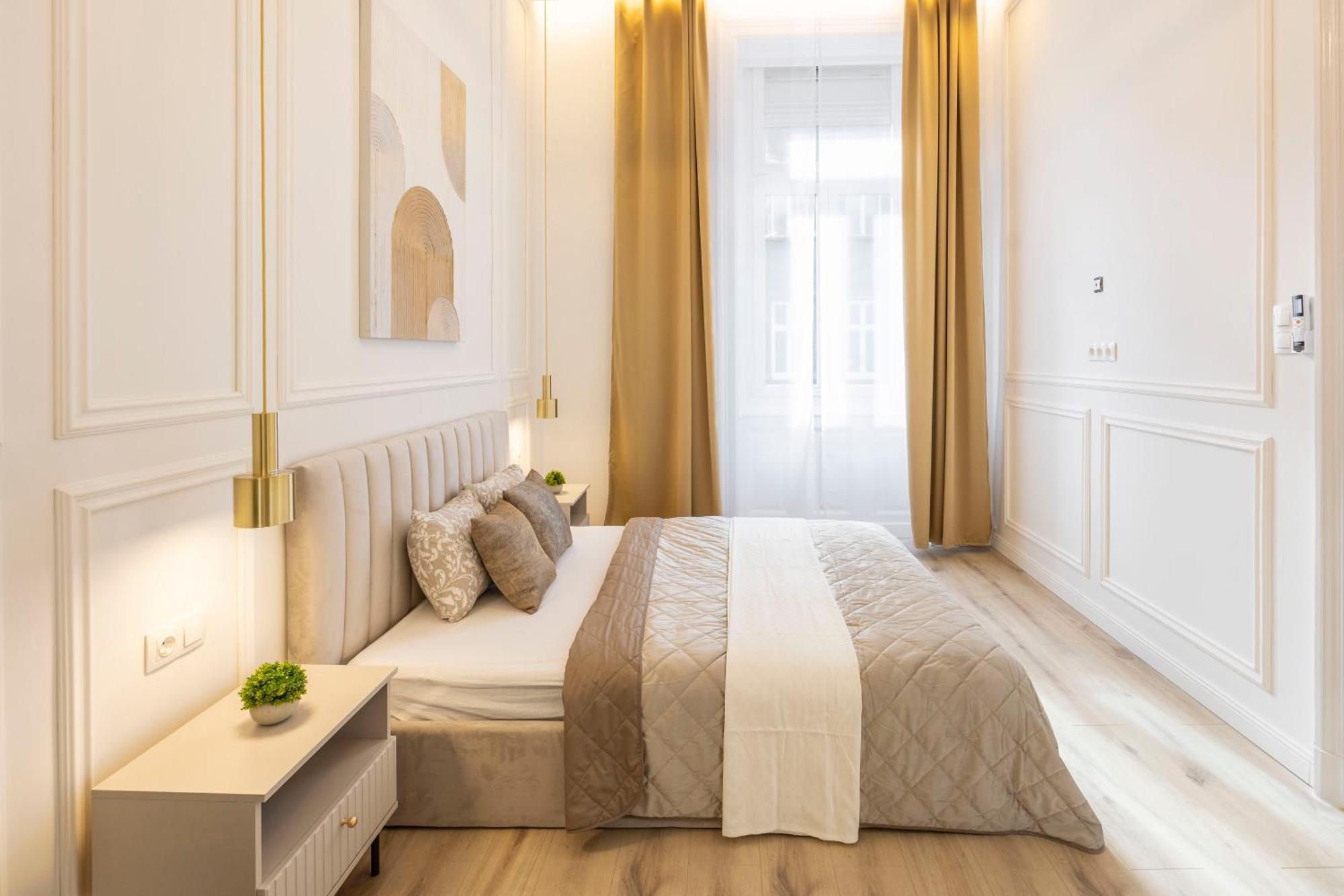 Exclusive & Prestigious Central Residence W/ Balcony Budapest Exteriör bild