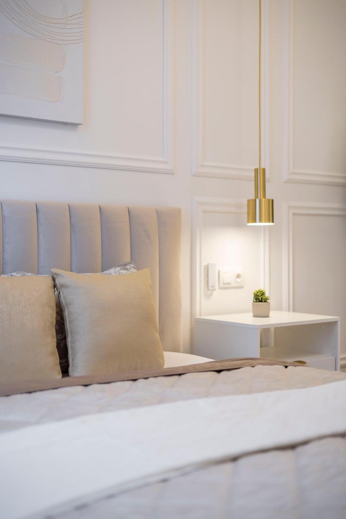 Exclusive & Prestigious Central Residence W/ Balcony Budapest Exteriör bild
