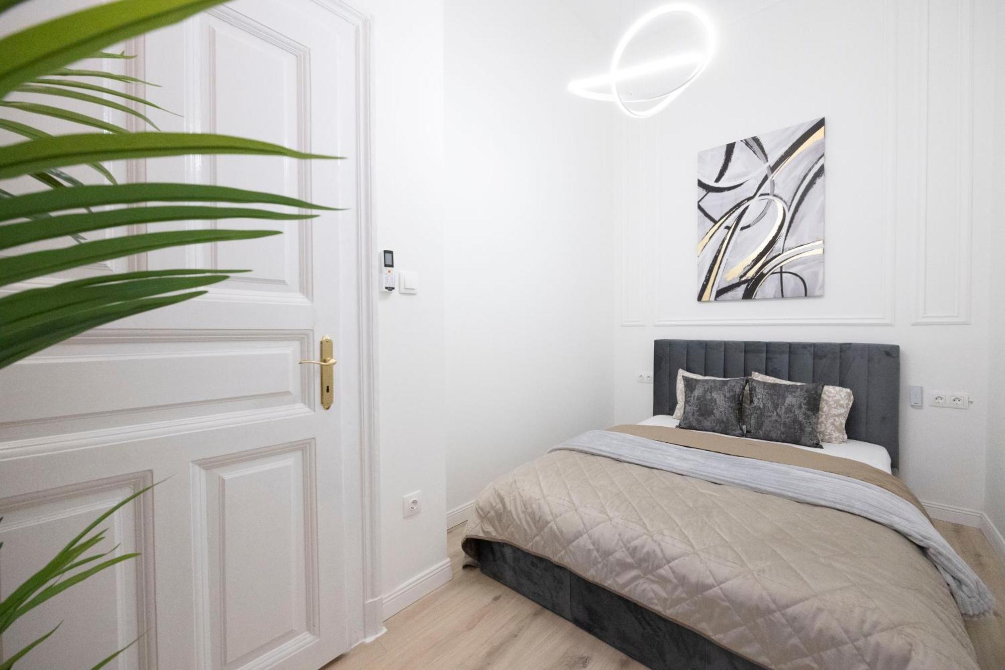 Exclusive & Prestigious Central Residence W/ Balcony Budapest Exteriör bild
